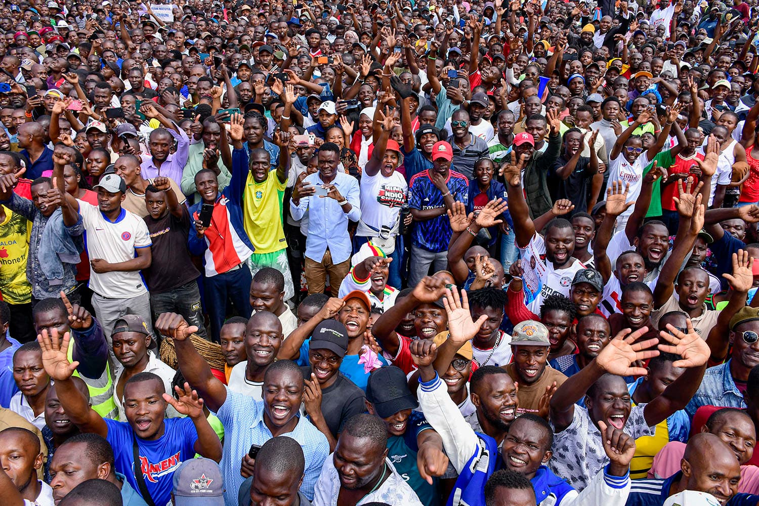 Linda Mwananchi supporters cheering together